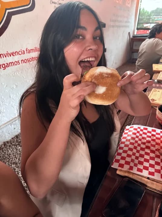 Comensal probando una hamburguesa en Meat Lovers