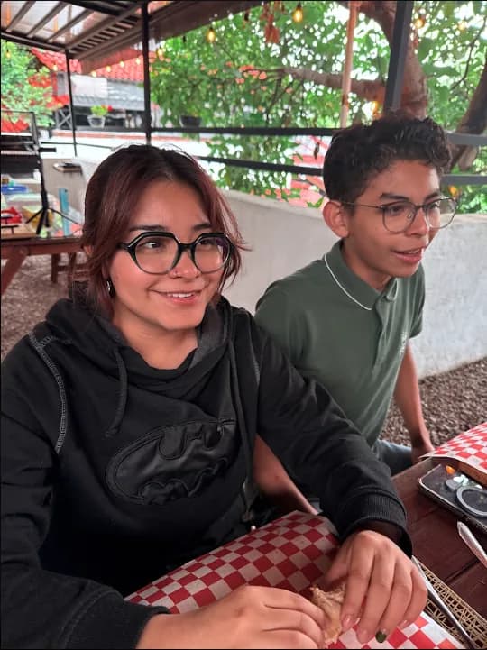 Dos comensales reunidos en la terraza de Meat Lovers
