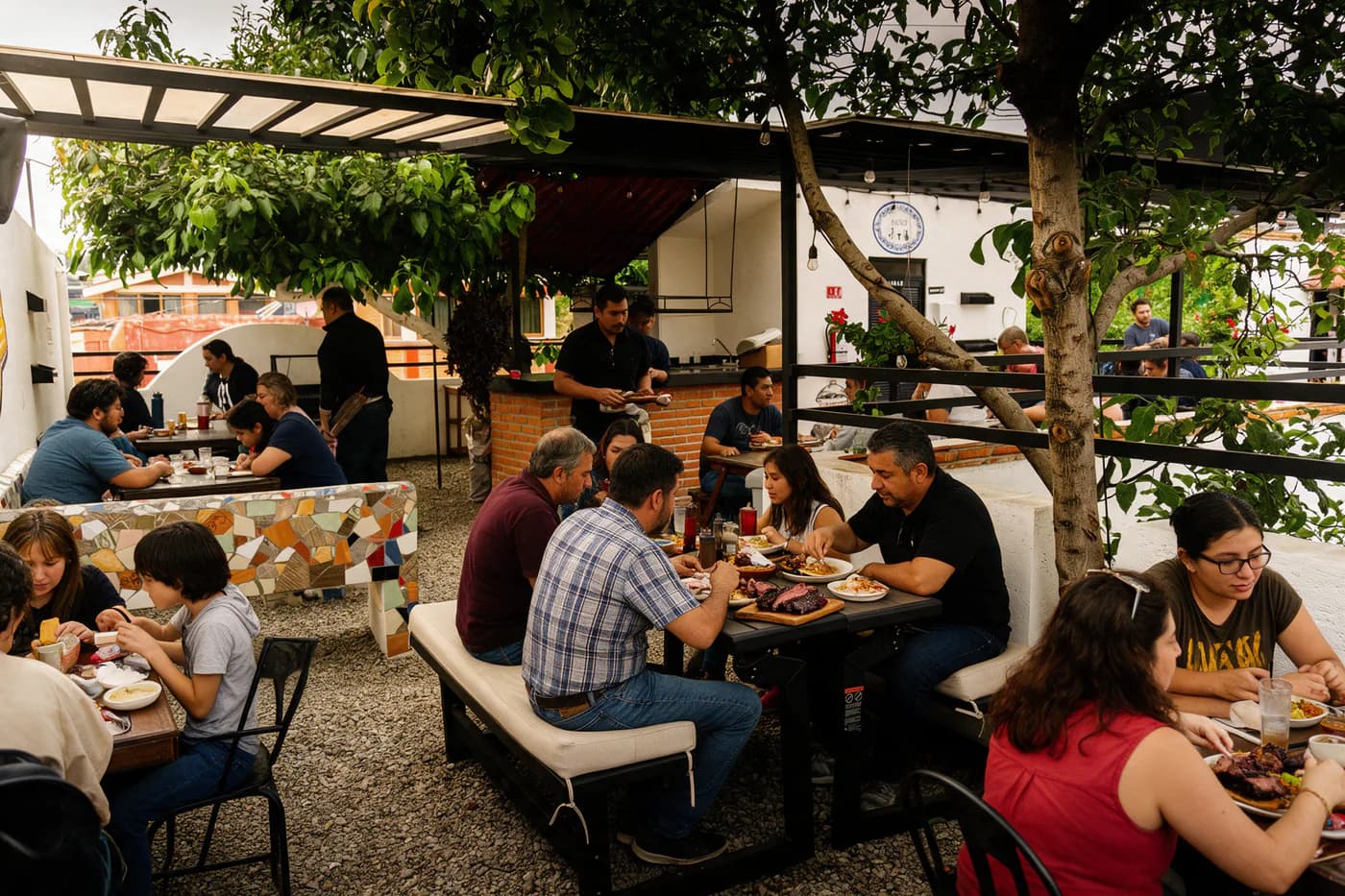 Comensales compartiendo carnes ahumadas en Meat Lovers Atlixco