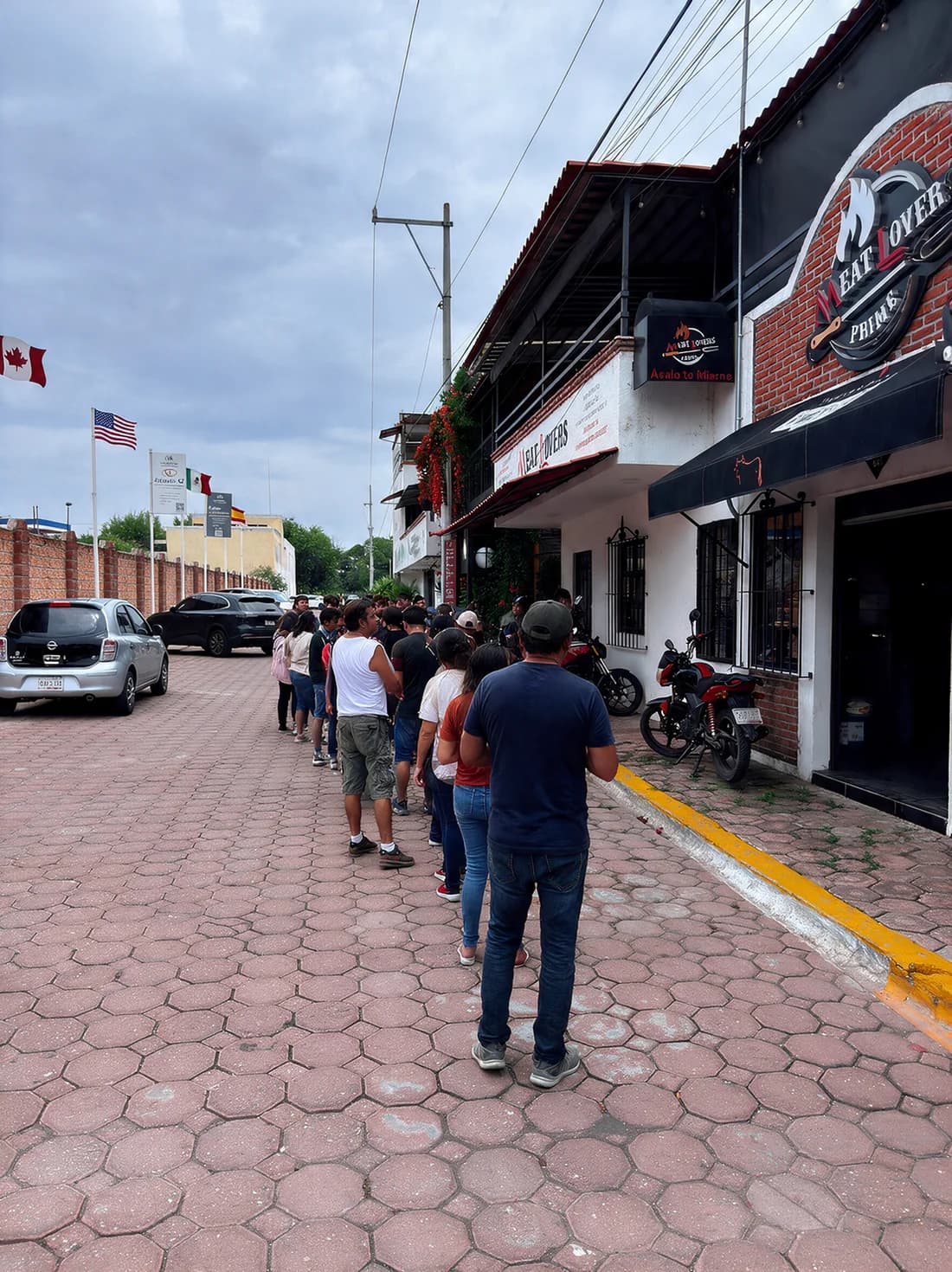 Visitantes afuera de Meat Lovers en Atlixco